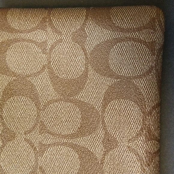 VGUC. Coach wristlet. - Picture 11 of 11